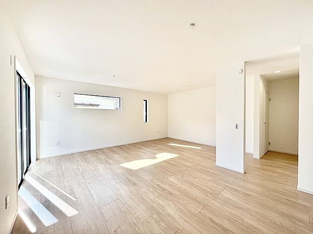 【ダイニング】明るい陽光が注ぎ、寛ぎの雰囲気に満たされるダイニング。