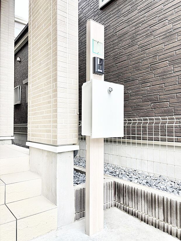 【その他現地】シンプルデザインのポスト。