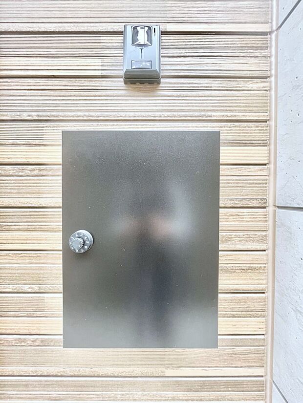 【その他現地】シンプルデザインのポスト。