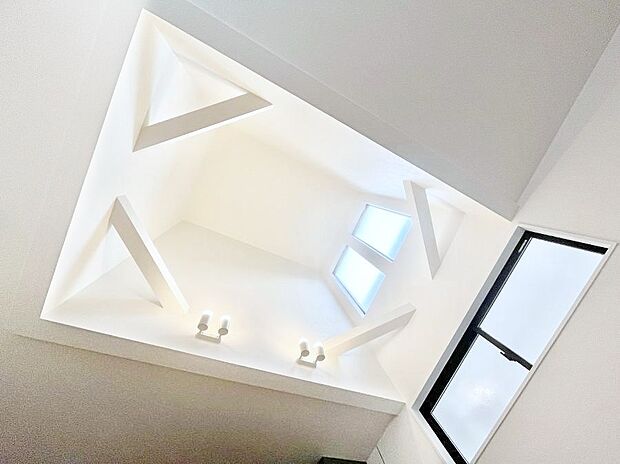 【吹き抜け】明るい日差しが差し込む吹き抜け設計