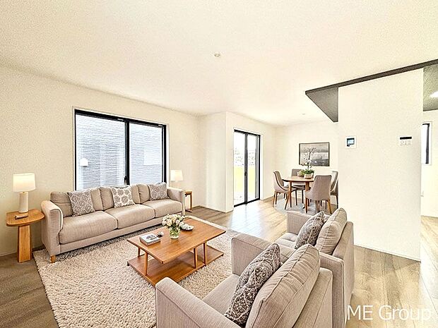 【リビング】ご家族の賑やかな話し声で包まれる明るいリビング ※家具はCGです