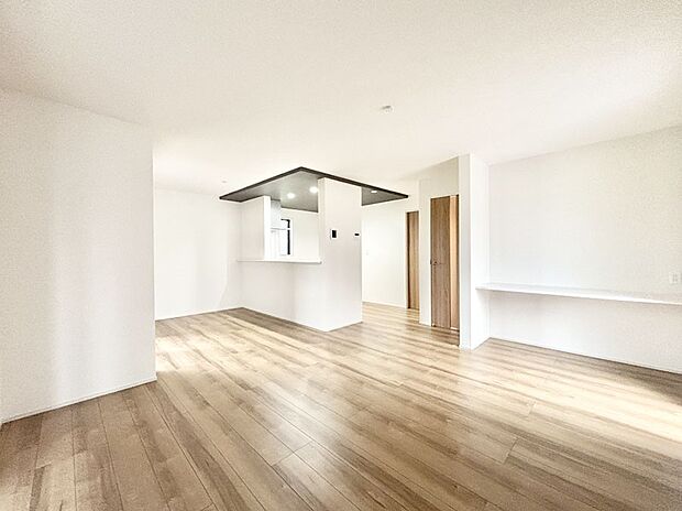 【リビングダイニング】家族団らんの時間も増えそうなくつろぎのリビングダイニング。