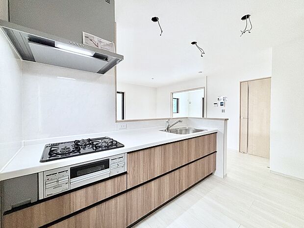 【ダイニングキッチン】カウンター越しに楽しいおしゃべり。いつものお料理がもっと美味しくなりそうですね。 