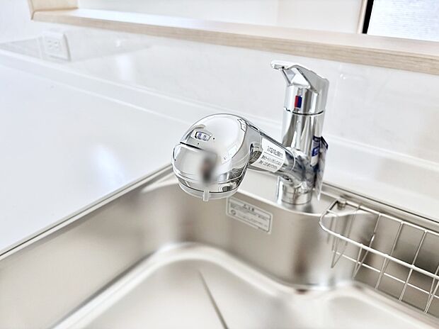 【その他設備(浄水器)】いつでも清潔なおいしいお水を。一つの水栓で水道水と浄水を使い分け。