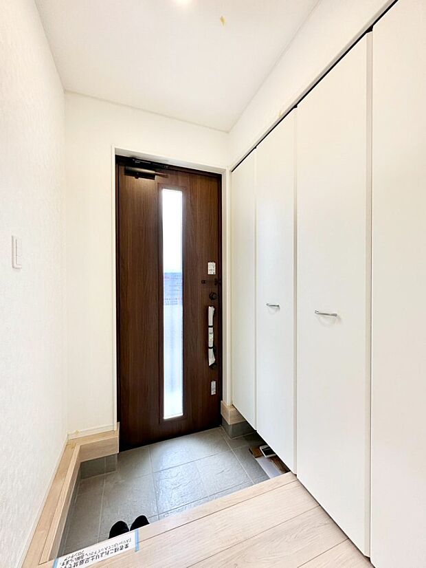 【玄関】明るい玄関はお客様をお出迎えするのにぴったりです!