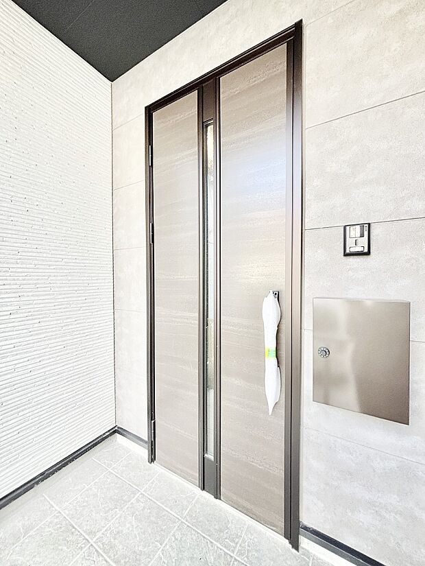 【玄関】住まいの顔を演出する、玄関ドア。 