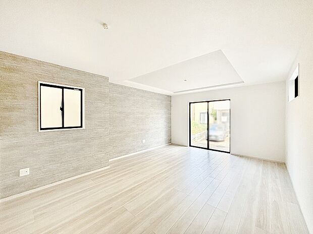 【リビングダイニング】明るい陽光が注ぎ、寛ぎの雰囲気に満たされるリビングダイニング