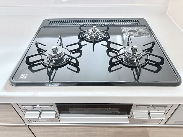 【その他設備(Siセンサーコンロ)】ガスコンロはSiセンサー搭載。火力調節や焦げ付き・消し忘れも防いでくれます。