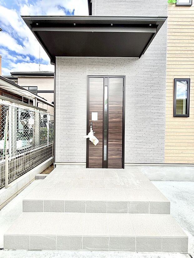 【玄関】大切な家族、来客を出迎える玄関。