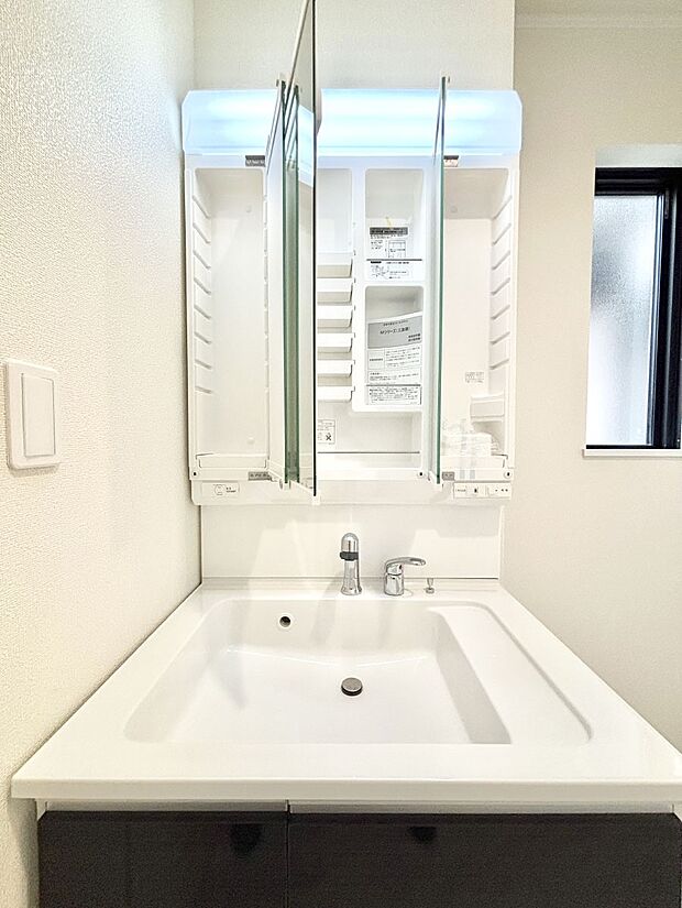 【その他設備(三面鏡裏収納)】三面鏡の裏に、化粧品や衛生用品などを収納可能。洗面台をすっきりと保ちます!