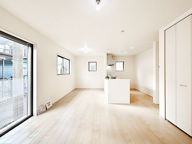 【ダイニング】明るい陽光が注ぎ、寛ぎの雰囲気に満たされるダイニング。