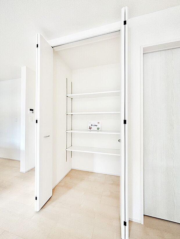 【その他設備(パントリー)】キッチンにはパントリー！食材のストックはもちろん、日用品の収納など使い方はいろいろ！