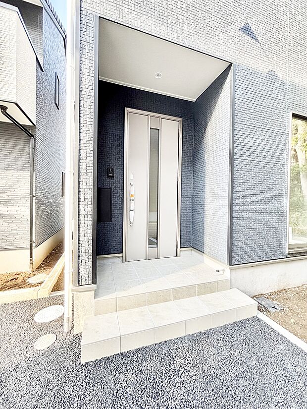 【玄関】玄関前は雨が降っても濡れにくい屋根付き