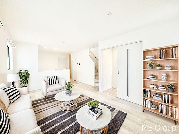 【リビング】家族の和やかな会話が聞こえてきそう。開放感のあるリビングです ※家具はCGです