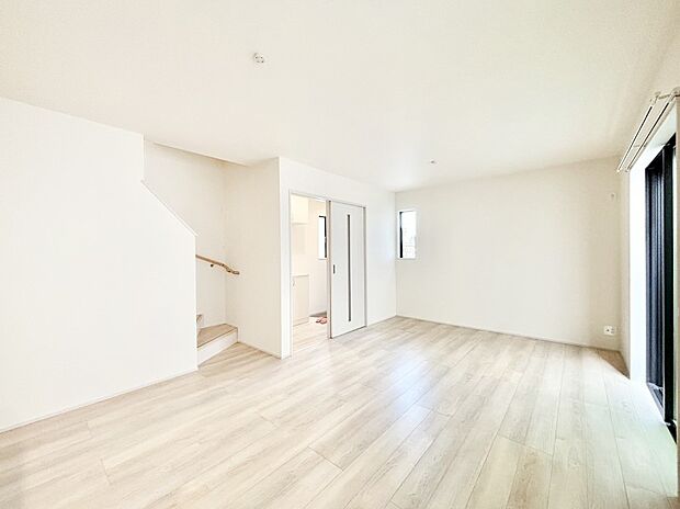 【リビングダイニング】ふれあいを大切にするリビング階段!ご家族の行動が把握しやすく安心。