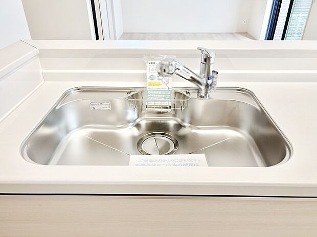 【その他設備(シンク)】広々としたシンクでお料理やお皿洗いもラクラク快適に!
