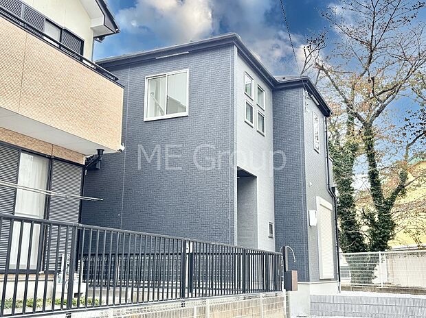 【現地外観写真】洗練された外観、上質な住空間が広がる室内は永く安心して過ごせる住居です。 