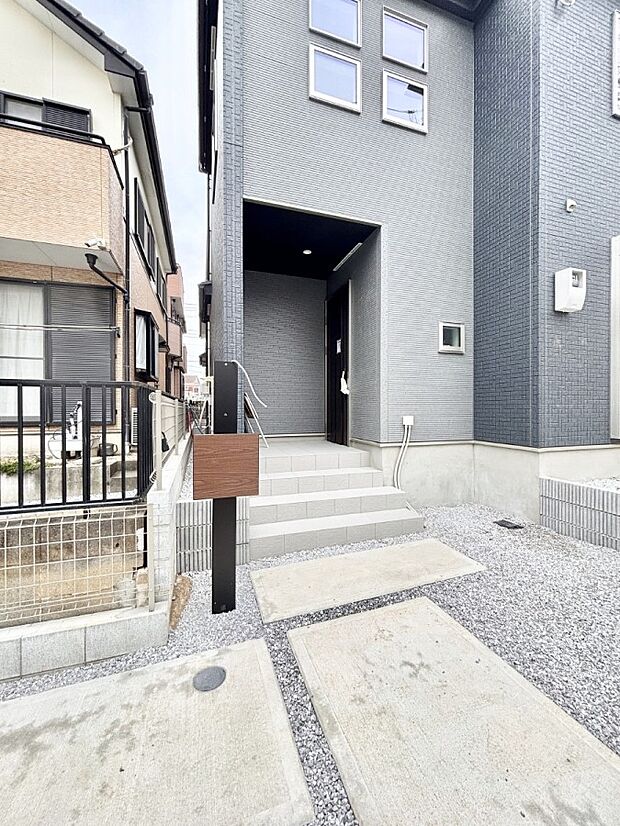 【玄関】玄関アプローチにはプランターを並べて季節の花でお客様をおもてなしできます。