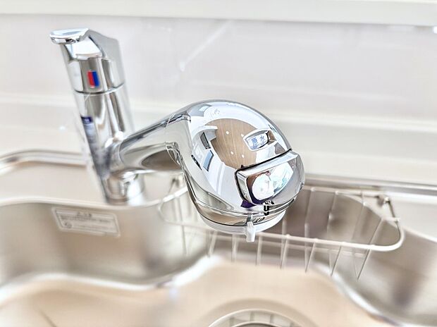 【その他設備(浄水器)】いつでも清潔なおいしいお水を。一つの水栓で水道水と浄水を使い分け。