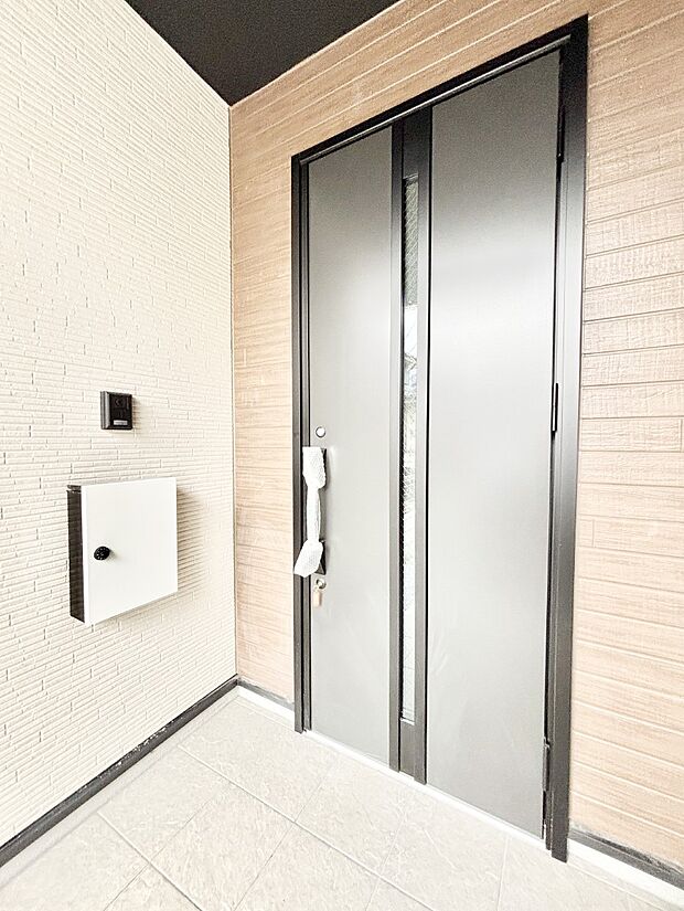 【玄関】玄関前は雨が降っても濡れにくい屋根付き