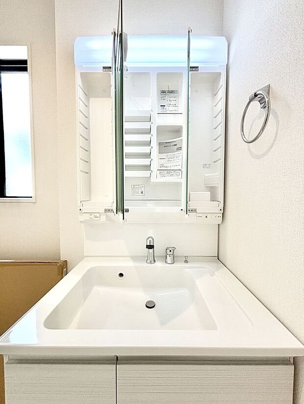 【その他設備(三面鏡裏収納)】三面鏡の裏に、化粧品や衛生用品などを収納可能。洗面台をすっきりと保ちます!