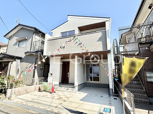 【現地外観写真】対面キッチン&リビングイン階段を採用した家族の絆深まるマイホーム!