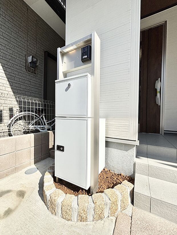 【その他現地】表札・インターホン・ポスト・宅配BOXをひとつに集約。エントランスになじむシンプルデザイン。