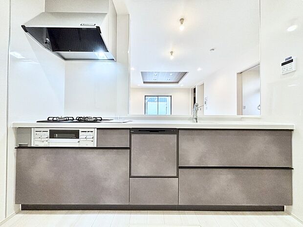 【キッチン】リビングを見渡せる人気のカウンターキッチン。 家族を見守りながら家事をすることができます。