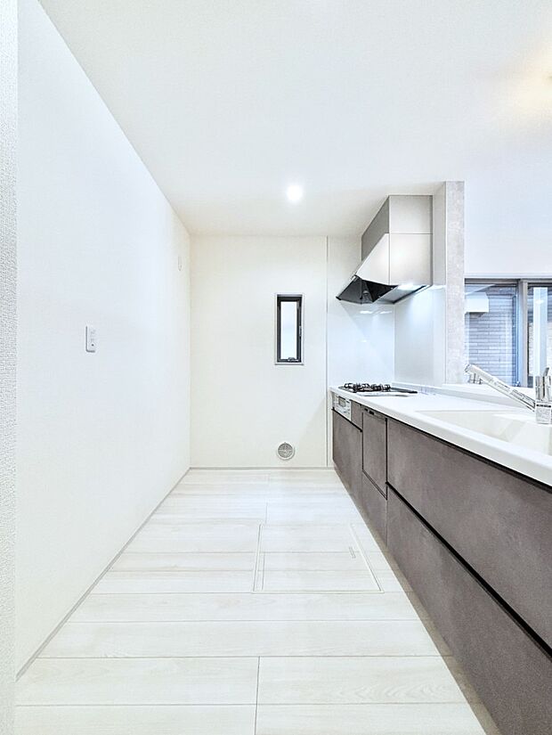 【ダイニングキッチン】爽やかな風が通り抜けるキッチン。窓があるので明るく換気にも役立ちます。