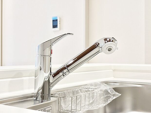 【その他設備(蛇口一体型浄水器)】いつでも清潔なおいしいお水を。一つの水栓で水道水と浄水を使い分け。