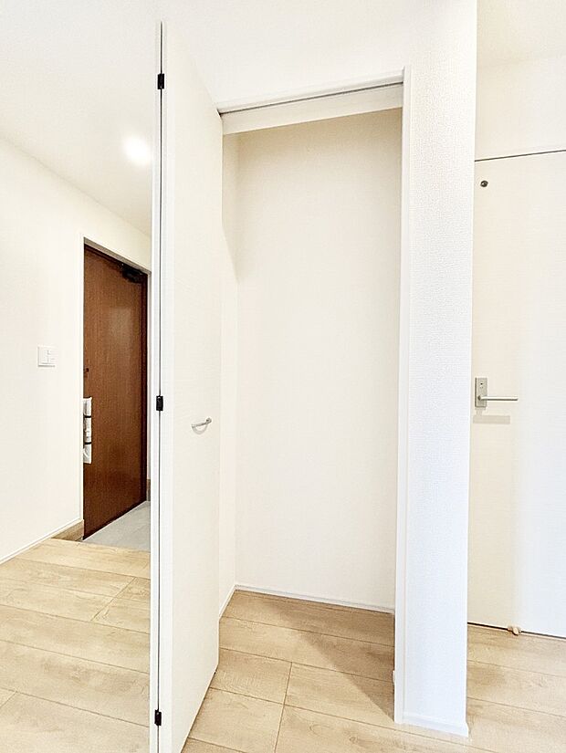 【その他設備(廊下収納)】掃除用具や生活雑貨の保管に便利な廊下収納