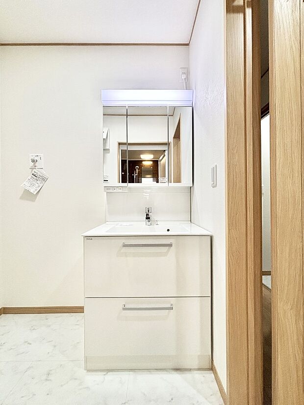 【洗面台・洗面所】大きく見やすい三面鏡で清潔感ある洗面台は、身だしなみチェックや肌のお手入れにおすすめです。