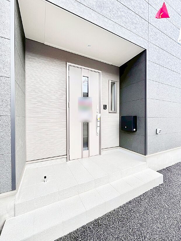 【玄関】玄関前は雨が降っても濡れにくい屋根付き