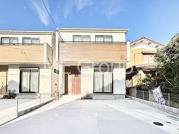 【現地外観写真】洗練された外観、上質な住空間が広がる室内は永く安心して過ごせる住居です。 