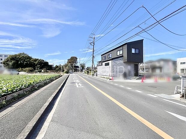 【前面道路含む現地写真】角地なので日当たりも良く、お家が堂々として見えます。