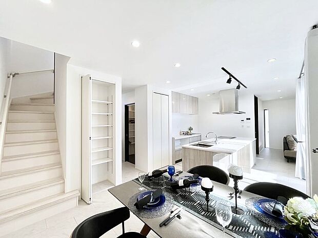 【リビング】ご家族のコミュニケーションが深まるリビング階段を採用したLDK ※家具はCGです