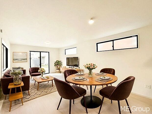 【リビング】ご家族の賑やかな話し声で包まれる明るいリビング  ※家具はCGです