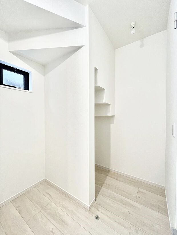 【その他設備(リネン庫)】リネンスペースにはタオルやパジャマなどたっぷりしまえて洗面周りスッキリ！