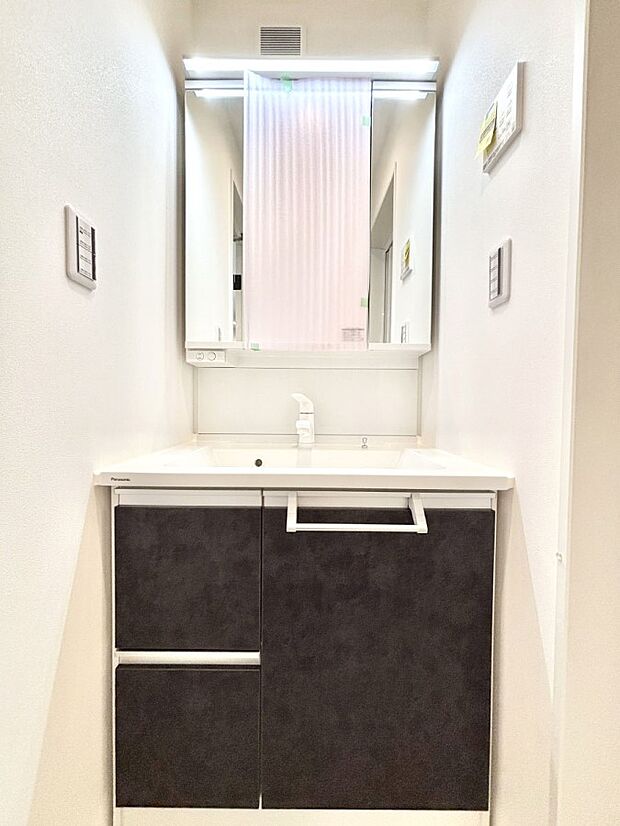 【洗面台・洗面所】大きく見やすい三面鏡で清潔感ある洗面台は、身だしなみチェックや肌のお手入れにおすすめです。