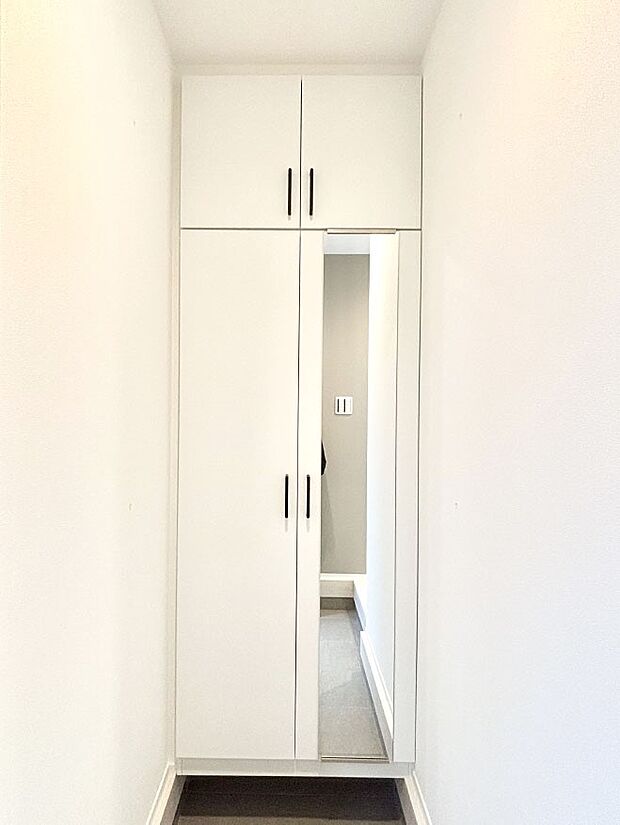 【その他設備(シューズボックス)】たっぷり収納できるシューズボックスで家族全員の靴も、玄関すっきり。