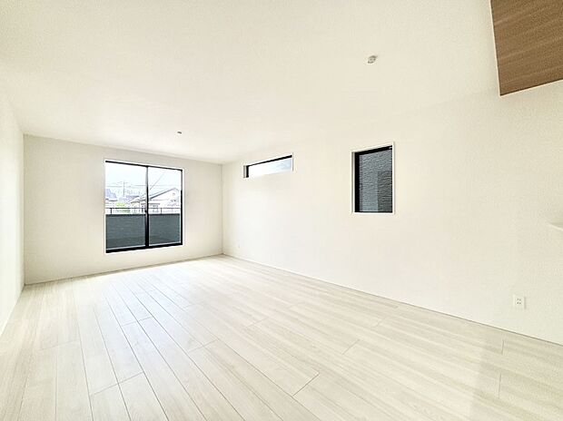 【ダイニング】大きな窓からたっぷりの陽光と風を感じられるリビング  