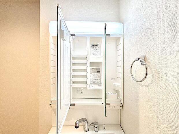 【その他設備(三面鏡裏収納)】三面鏡の裏に、化粧品や衛生用品などを収納可能。洗面台をすっきりと保ちます！