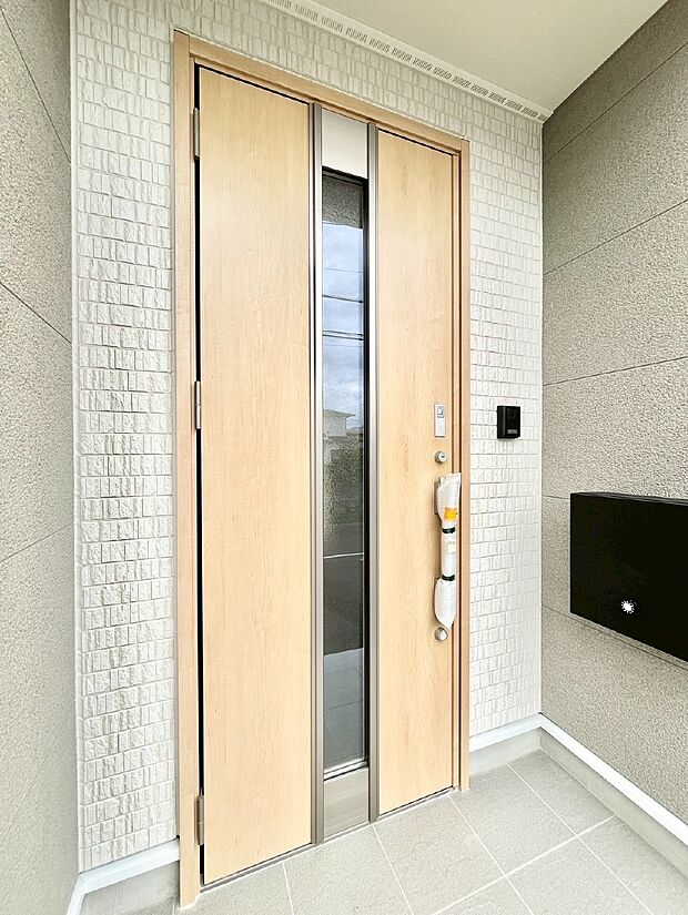 【玄関】大切な家族、来客を出迎える玄関。