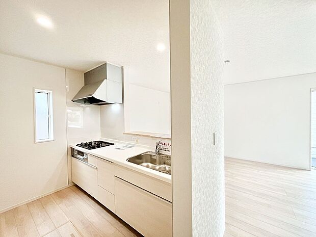 【ダイニングキッチン】爽やかな風が通り抜けるキッチン。窓があるので明るく換気にも役立ちます。