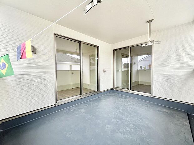 【バルコニー】インナーバルコニーなので雨でも洗濯物を干す事が出来て、風通しがあるので乾きが良く、物干しスペースとして重宝します。