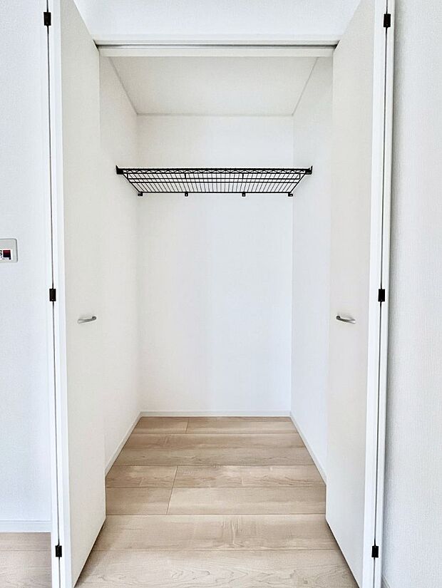 【その他設備(リビング収納)】リビング収納。ここに収納があると物が集まるLDKがスッキリ片付きそうですね。