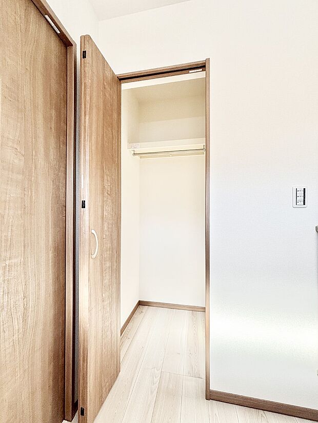 【その他設備(廊下収納)】掃除用具や生活雑貨の保管に便利な廊下収納  