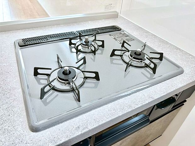 【その他設備(Ｓｉセンサーコンロ)】ガスコンロはＳｉセンサー搭載。火力調節や焦げ付き・消し忘れも防いでくれます。