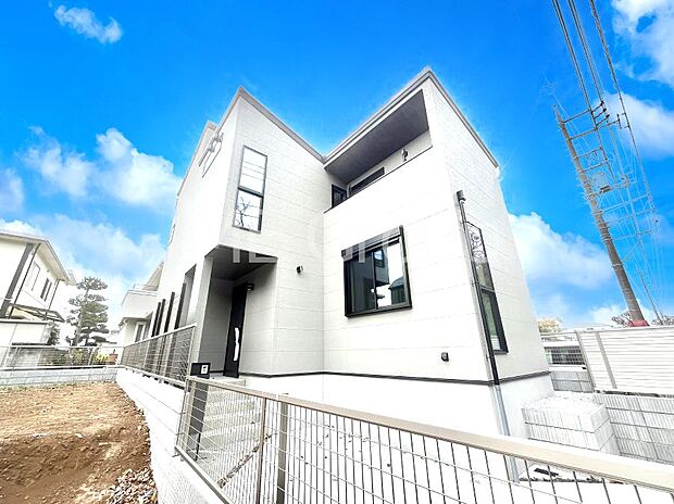 【現地外観写真】暮らしやすさと居心地の良さにこだわったシンプルで飽きのこないデザイン ！