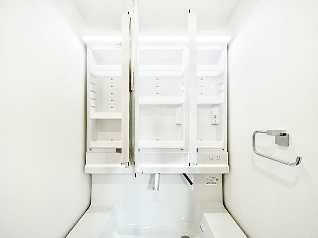 【その他設備(三面鏡裏収納)】三面鏡の裏に、化粧品や衛生用品などを収納可能。洗面台をすっきりと保ちます！